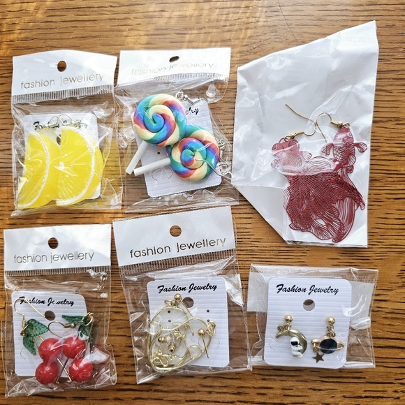 (19) Eclectic Random Earrings Collection - Picture 2 of 4